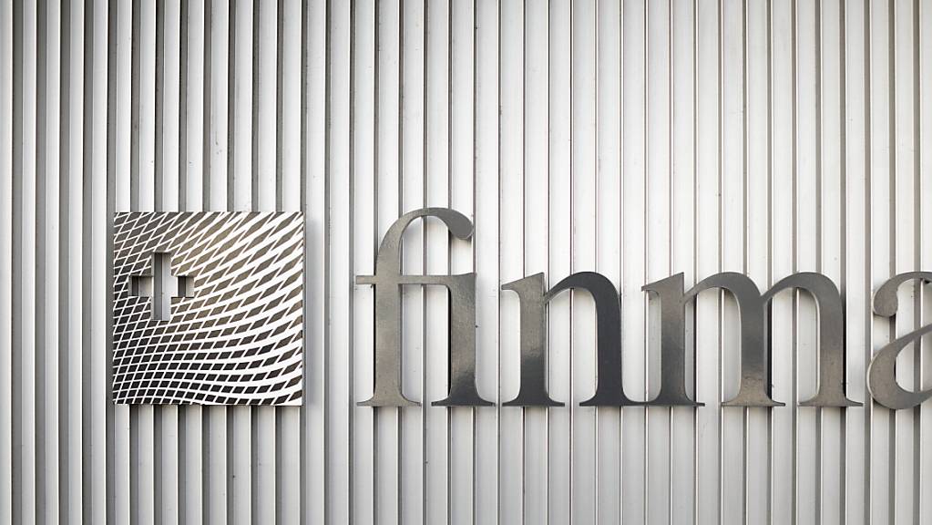 Gute Noten für die grossen Banken: Das Logo der Finanzmarktaufsicht Finma in Bern (Archivbild)