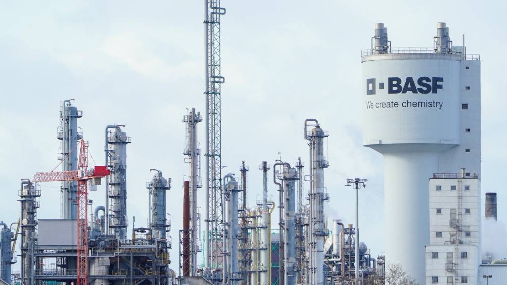 Der Chemiekonzern BASF hat nach einem guten zweiten Quartal die Prognosen für das Gesamtjahr deutlich angehoben. (Archivbild)