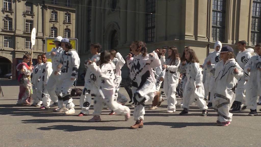 Kinder tanzen gegen Rassismus