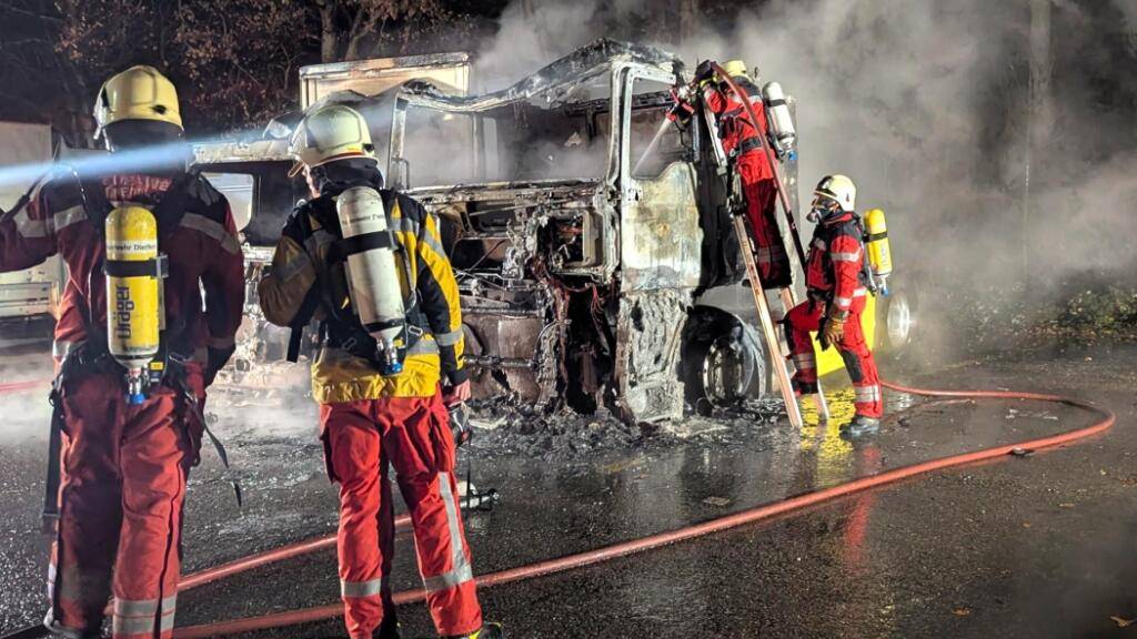 In Dietikon sind ein Lastwagen und ein Sattelschlepper komplett ausgebrannt. Die Brandursache ist noch unklar.