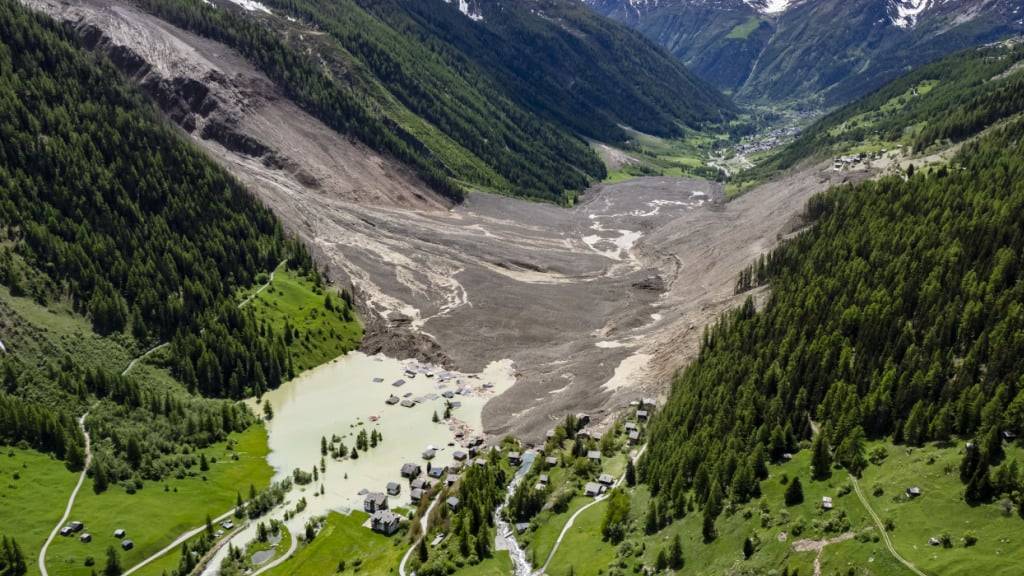 Eine Luftaufnahme vom 30. Mai 2025 zeigt die Zerstörung im Lötschental nach dem Gletscherabbruch am Kleinen Nesthorn. Ein Grossteil des Walliser Dorfes Blatten wurde unter Eis, Geröll und Schlamm begraben.
