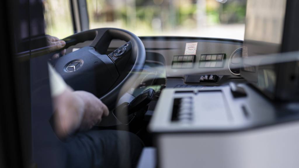 Weiterhin ist es möglich, ein Ticket beim Postauto-Chauffeur zu kaufen. (Archivbild)