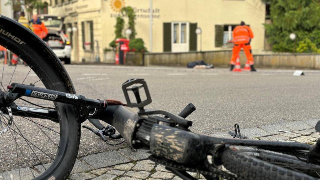 Eine E-Bike-Fahrerin kollidierte in Trüllikon mit einem Auto und flog mehrere Meter durch die Luft.