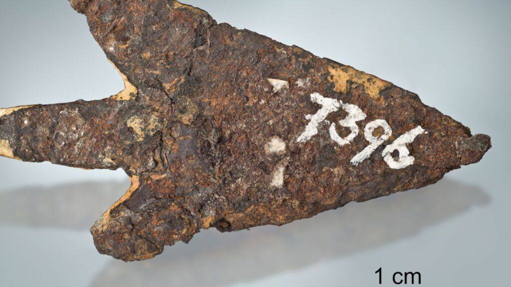 Klein, aber oho: eine aus meteoritischem Eisen gefertigte, prähistorische Pfeilspitze vom Bielersee.