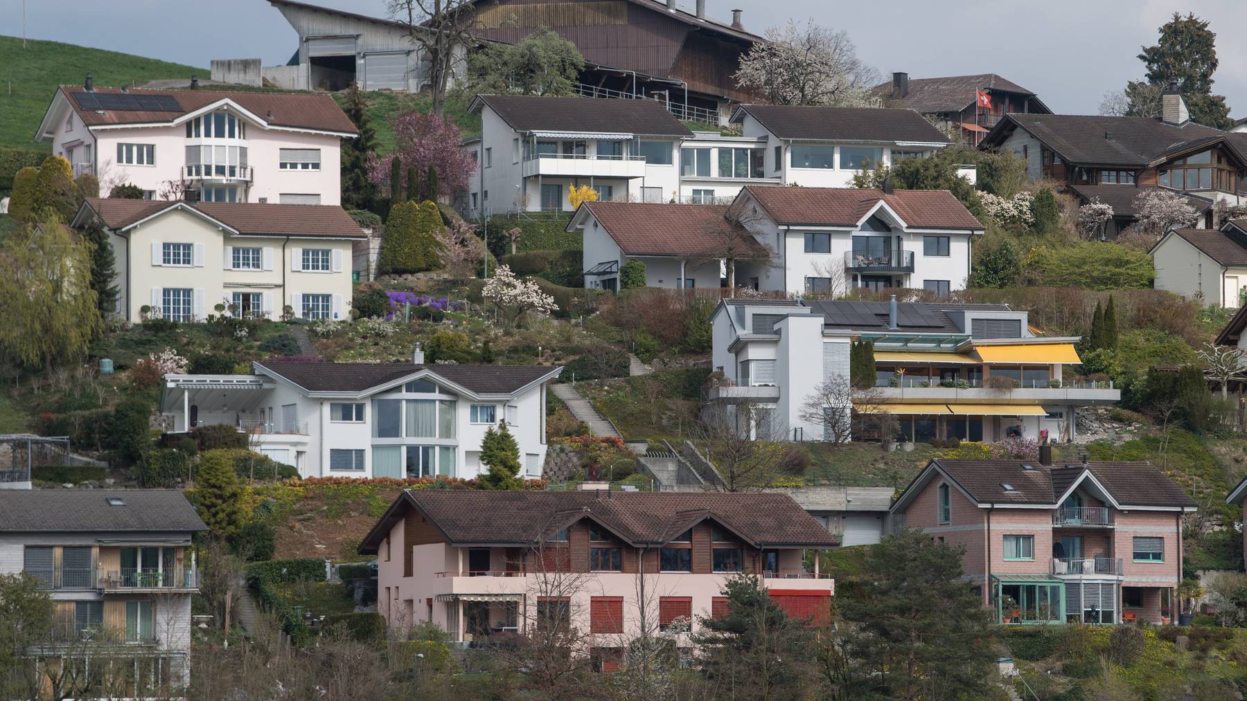 Einfamilienhäuser – wie hier in Adligenswil – sind in der Schweiz weiterhin sehr beliebt. (Symbolbild)
