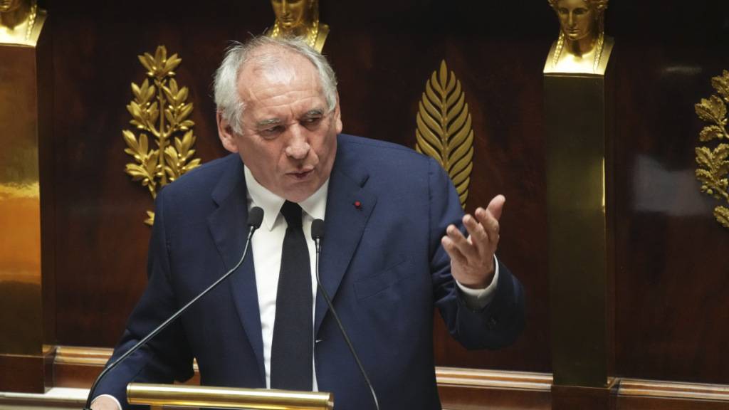 dpatopbilder - Der französische Premierminister Francois Bayrou spricht in der Nationalversammlung vor einer Vertrauensabstimmung, die ihn zu Fall bringen könnte. Foto: Christophe Ena/AP/dpa