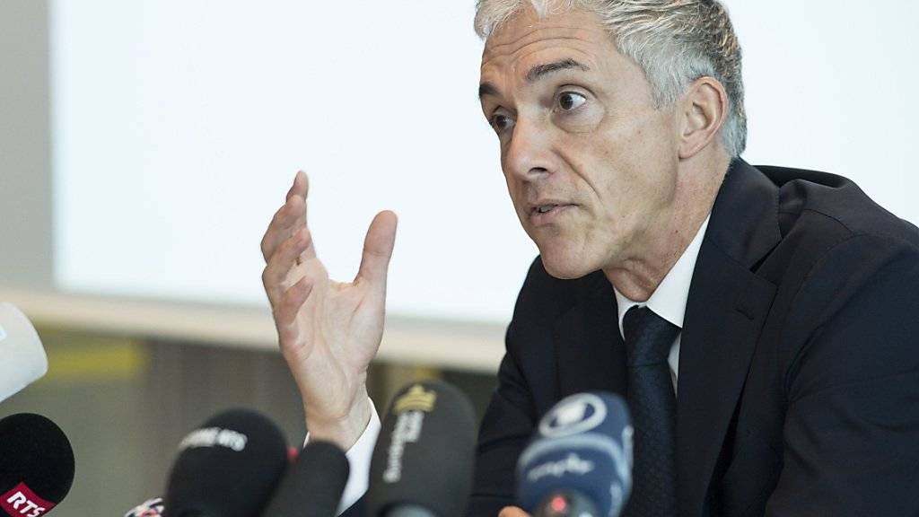 Bundesanwalt Michael Lauber verteidigt vor den Medien in Bern zwei Treffen mit Fifa-Präsident Gianni Infantino im Jahr 2016.