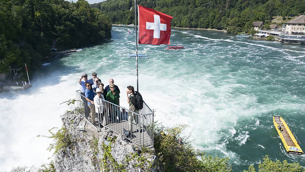 Blick auf das schäumende Wasser des Flussbeckens unterhalb des Rheinfalls am 30. Juni 2022, als der Bundesrat den Rheinfall besuchte. (Archivbild)