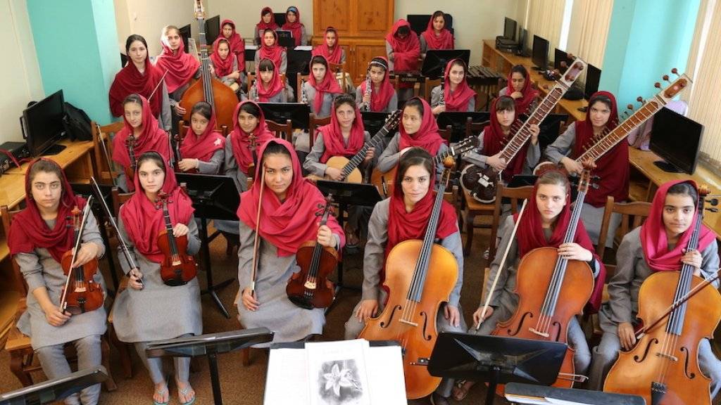Im afghanischen Orchester Zohra spielen 35 Musikerinnen im Alter von 13 bis 20 Jahren. Viele sind Waisen oder stammen aus ärmsten Verhältnissen.