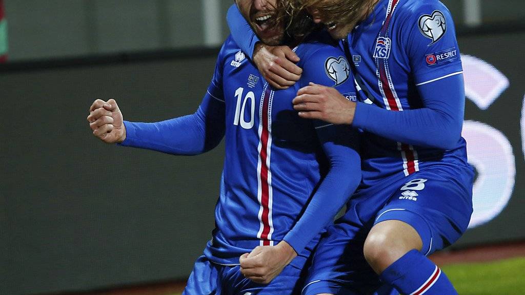 Gylfi Sigurdsson (links) jubelt mit seinem Teamkollegen Birkir Bjarnason nach seinem Tor gegen den Kosovo