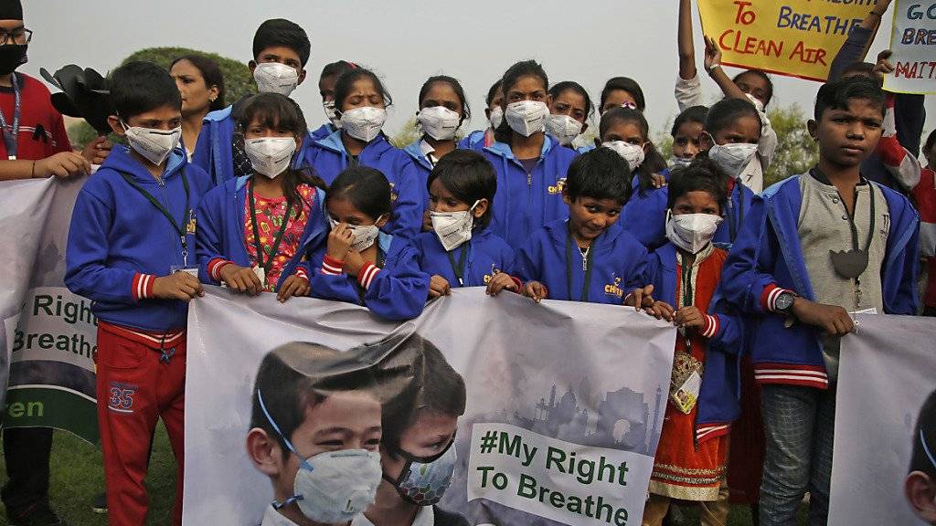 Schülerinnen und Schüler in Delhi demonstrieren für eine bessere Luft.