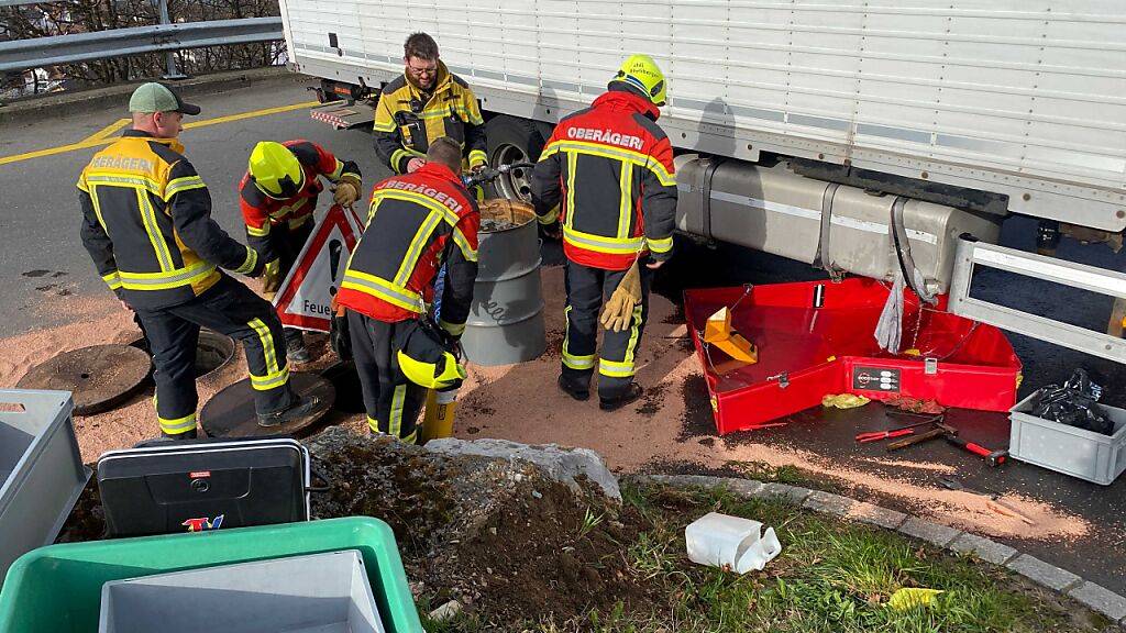 Die Feuerwehr Oberägeri musste sich um den ausgelaufenen Diesel kümmern.