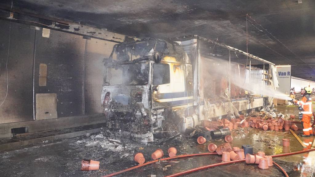 Hoher Sachschaden nach Lastwagen-Brand im Seelisbergtunnel 