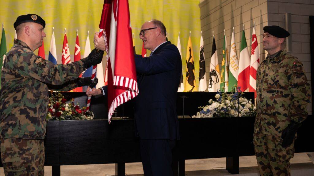 Standartenübergabe in Luzern: Thomas Süssli (rechts) tritt als Armeechef zurück. Verteidigungsminister Martin Pfister übergibt das Kommando an Benedikt Roos (links).