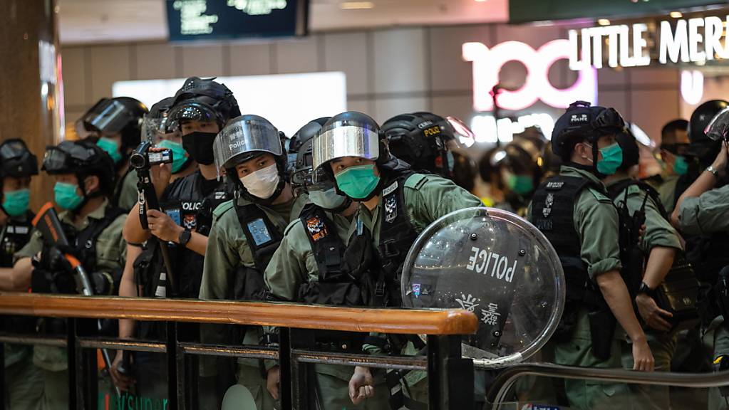 Proteste in Einkaufszentren: Polizeikräfte bereiten sich in Hongkong auf die Räumung einer Shopping Mall vor.