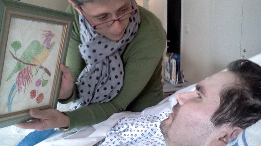 Eine Aufnahme aus dem Jahr 2013 zeigt Mutter Viviane Lambert, wie sie zusammen mit ihrem Sohn Vincent im Spital in Reims ein Bild betrachtet. (Archivbild)