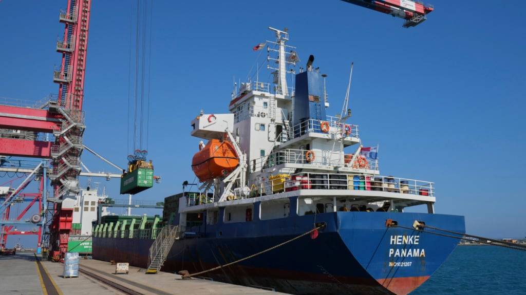 Container mit humanitärer Hilfe für die Menschen im Gazastreifen werden im zypriotischen Haupthafen Limassol an Bord eines Schiffes verladen. Foto: Petros Karadjias/AP/dpa