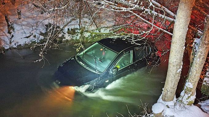 Glatteis - Auto überschlägt sich und landet im Murgkanal