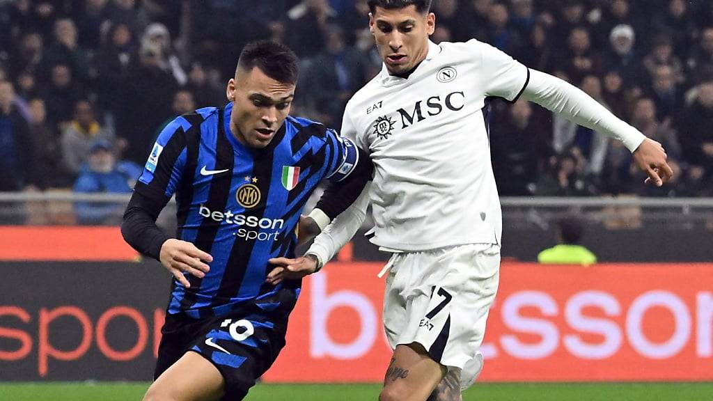 Lautaro Martinez von Inter Mailand im Duell mit Napolis Mathias Olivera