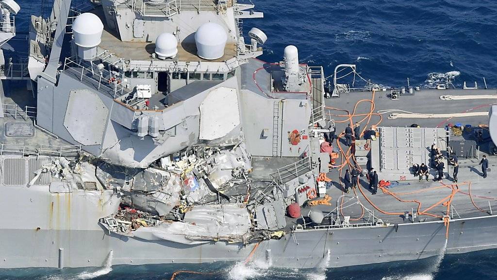 Bei einer Kollision eines US-Kriegsschiffes mit einem Containerschiff sind vor der Küste Japans erhebliche Schäden entstanden - zudem werden sieben US-Soldaten noch vermisst.