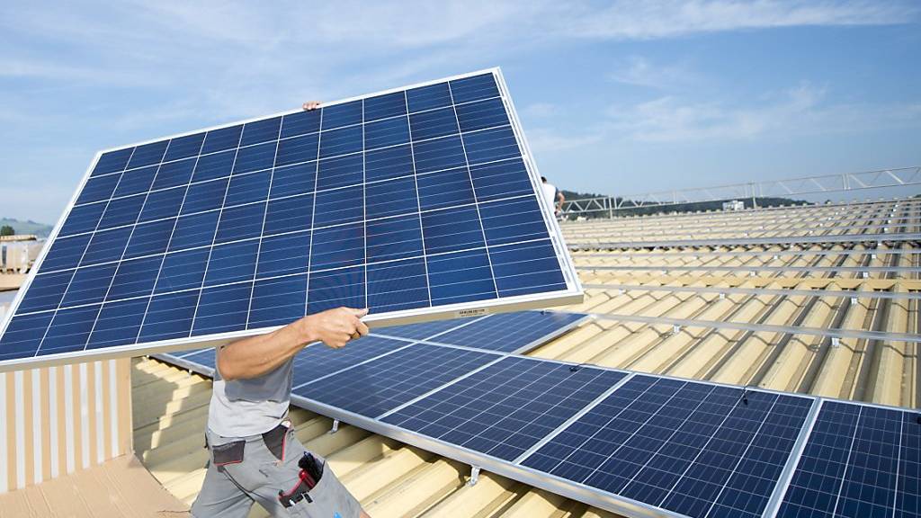Ein Berner Unternehmer baute sich eine grössere Solaranlage, um Geld zu sparen. Nun droht eine saftige Rechnung seines Stromanbieters. (Symbolbild)