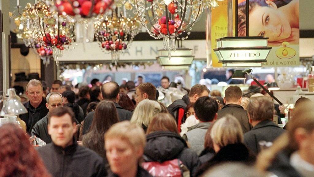 Wer jetzt noch keine Geschenke eingekauft hat, muss sich beeilen: Weihnachtsverkauf im Globus, am Samstag 23. Dezember 2000.   (KEYSTONE/Michele Limina)