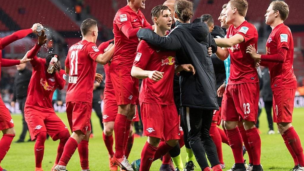 Leipzigs Spieler jubeln nach dem 3:2-Erfolg am Freitagabend in Leverkusen