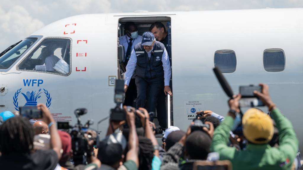 Der Generaldirektor der Weltgesundheitsorganisation (WHO), Tedros Adhanom Ghebreyesus, kommt auf dem Flughafen von Bunia an. Foto: Moses Sawasawa/AP/dpa