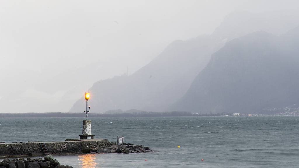 Die Warnleuchten am Rand der Schweizer Seen dürften so bald nicht verschwinden. Der Bundesrat ist von ihrem Nutzen überzeugt - auch in Zeiten von Smartphones und Wetter-Apps. (Archivbild)