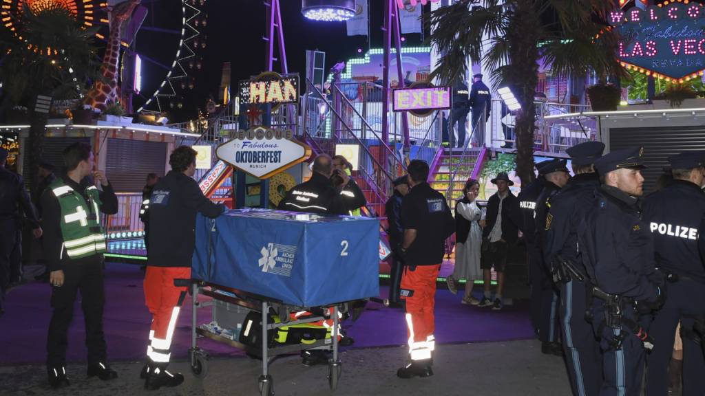 Der Wochenbeginn auf dem Oktoberfest wird von einem schweren Unfall überschattet. Ein Mitarbeiter muss reanimiert werden.