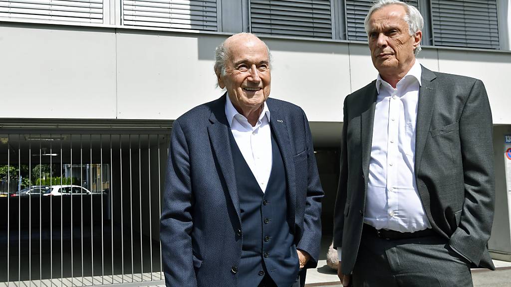 Der ehemalige Fifa-Präsident Sepp Blatter mit seinem Anwalt Lorenz Erni vor dem Büro der Bundesanwaltschaft in Zürich. (Archivbild)