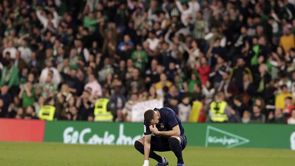 Real Madrids französischer Stürmerstar Karim Benzema kauert am Boden: Die Spieler in Spanien kritisieren die Befürwortung der Liga zur Kurzarbeit