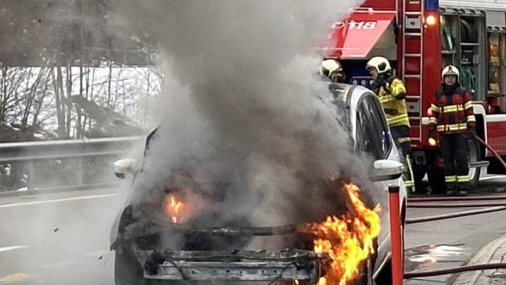 Die beiden Insassinnen des Autos konnten rechtzeitig aussteigen.