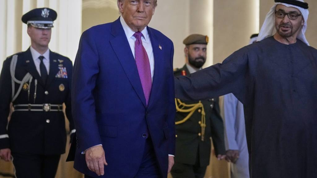 Der Präsident der Vereinigten Arabischen Emirate (VAE), Scheich Mohammed bin Sajid Al Nahjan, rechts, begrüßt US-Präsident Donald Trump bei einer Begrüßungsfeier nach dessen Ankunft am Internationalen Flughafen Abu Dhabi. Foto: Altaf Qadri/AP/dpa