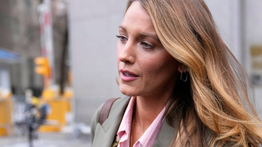 ARCHIV - US-Schauspielerin Blake Lively verlässt ein Gerichtsgebäude in New York. Foto: Seth Wenig/AP/dpa