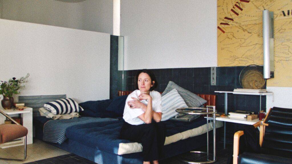 Die irische Designerin und Architektin Eileen Gray hat in den 1920er ein ikonisches Haus an der Côte d’Azur gebaut - und sich damit einen Traum erfüllt. Allerdings nur für kurze Zeit. Der Film «E.1027 – Eileen Gray and the House by the Sea» rollt die konfliktträchtige Geschichte auf.