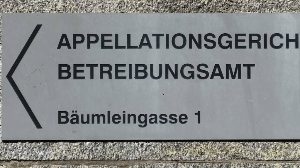 Eine Informationstafel an der Fassade der Bäumleingasse 1 in Basel, Sitz des Betreibungsamtes Basel-Stadt. (Archivbild)