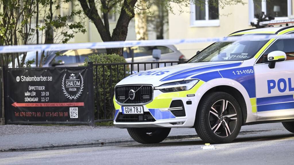 Ein Polizeifahrzeug am Tatort im Zentrum von Uppsala. Foto: Fredrik Sandberg/TT News Agency/AP/dpa/Archivbild