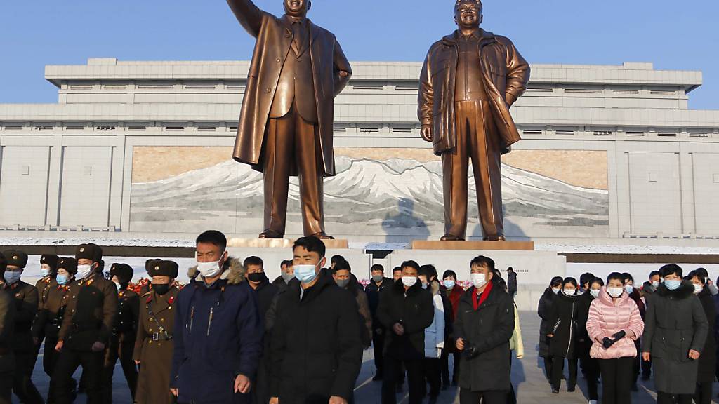 ARCHIV - Menschen besuchen die Statuen ihrer verstorbenen Führer Kim Il Sung, links, und Kim Jong Il auf dem Mansu-Hügel anlässlich des 80. Geburtstages von Kim Jong Il. Die Staatsmedien Nordkoreas hätten zum ersten Mal ein Porträt Kims an der Seite von Bildern seiner beiden Vorgänger Kim Il Sung und Kim Jong Il im öffentlichen Raum gezeigt. Foto: Jon Chol Jin/AP/dpa