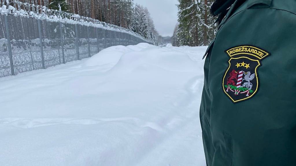 ARCHIV - Das Wappen des lettischen Grenzschutzes ist auf einer Uniform eines Grenzschützer an der lettisch-belarussischen Grenze zu sehen. Foto: Alexander Welscher/dpa