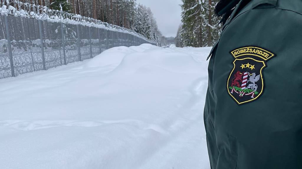 ARCHIV - Das Wappen des lettischen Grenzschutzes ist auf einer Uniform eines Grenzschützer an der lettisch-belarussischen Grenze zu sehen. Foto: Alexander Welscher/dpa