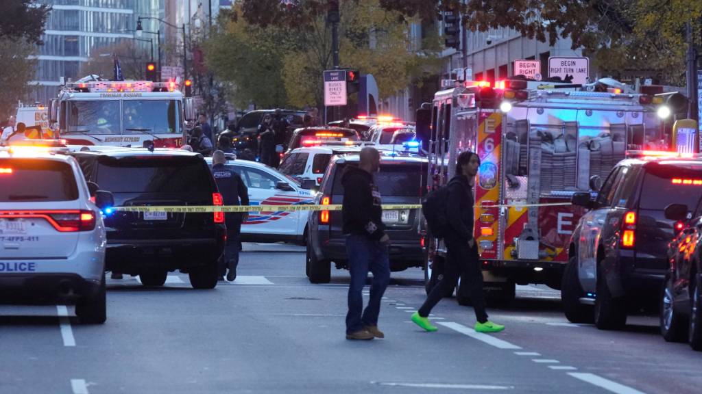 dpatopbilder - Rettungskräfte und Polizisten sind in Washington im Einsatz, nachdem zwei Mitglieder der Nationalgarde von Schüssen getroffen wurden. Foto: Mark Schiefelbein/AP/dpa