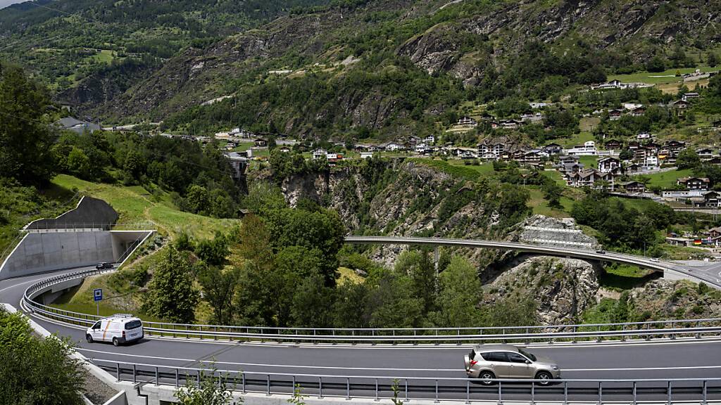 Derzeit sitzen rund 2000 Touristen im Saastal fest. (Archivbild)