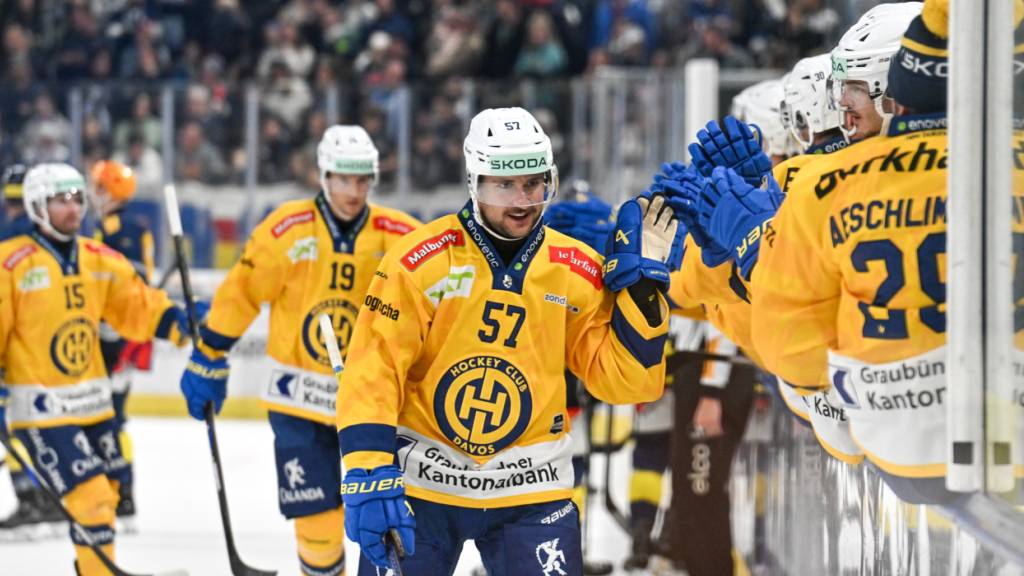 Davyd Barandun (Mitte) spielt die nächsten drei Saisons für den SC Bern