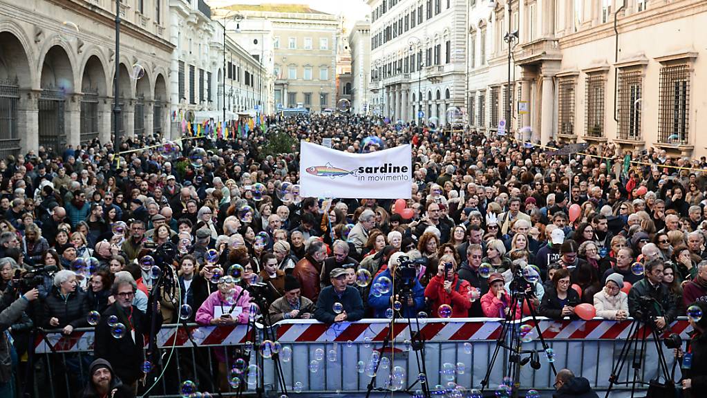 Die Anti-Populisten-Bewegung der «Sardinen» demonstriert in Rom gegen Rassismus.