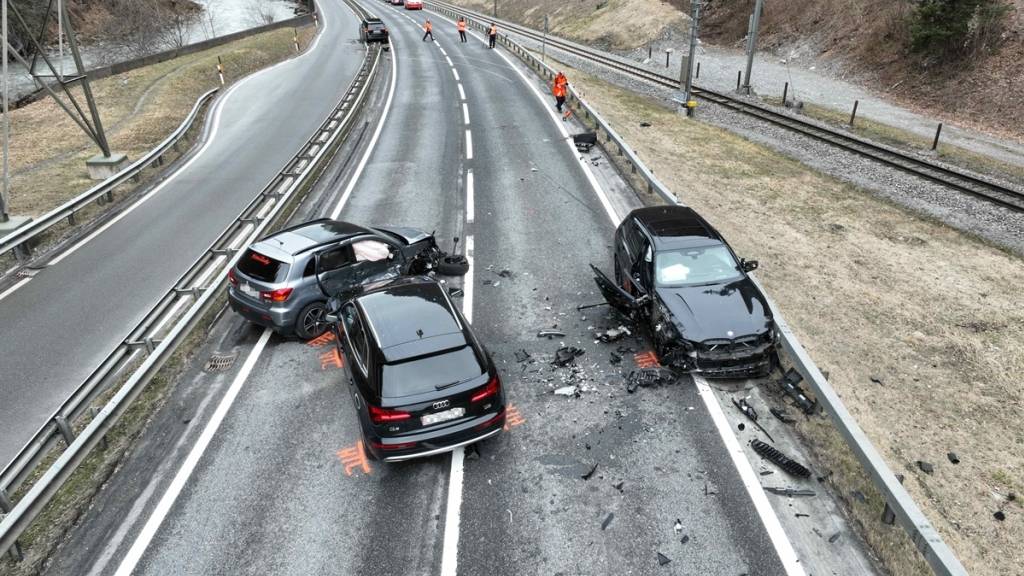 Die Nationalstrasse war nach dem Unfall mit vier Verletzten in beide Richtungen während 4,5 Stunden gesperrt.