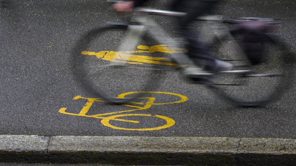 Laut der Stadt Luzern wurde mit der Umgestaltung der Winkelriedstrasse die Sicherheit der Velofahrenden erhöht. (Symbolbild)