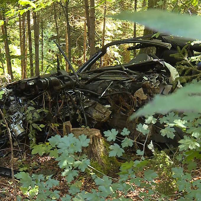 Autofahrer (23) kracht in Buchs gegen Baum und stirbt