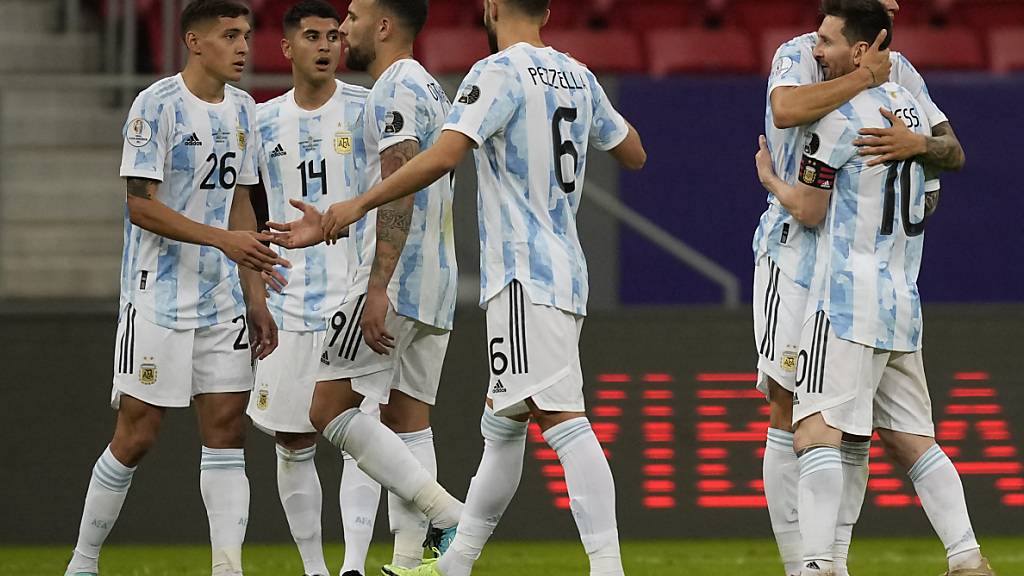 Lionel Messi (rechts) und seine Kollegen feiern den Sieg gegen Uruguay