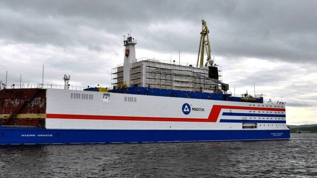 Die «Akademik Lomonossow», das erste schwimmende Atomkraftwerk, im Hafen von Murmansk. Die Anlage soll im August in den äussersten Nordosten Russlands geschleppt werden.